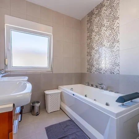 Gusto 4*.pool With Waterfall&jacuzzi. Vodnjan